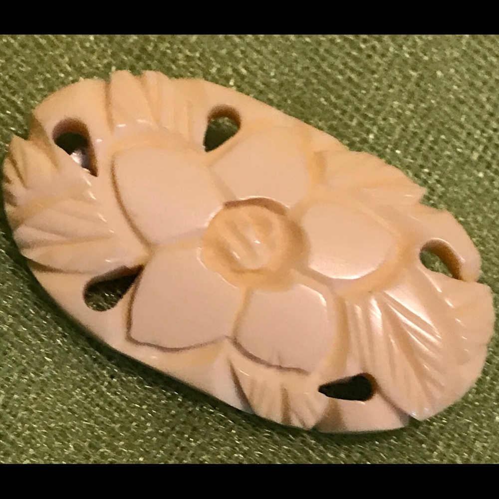 Detailed paradise flower oval pin